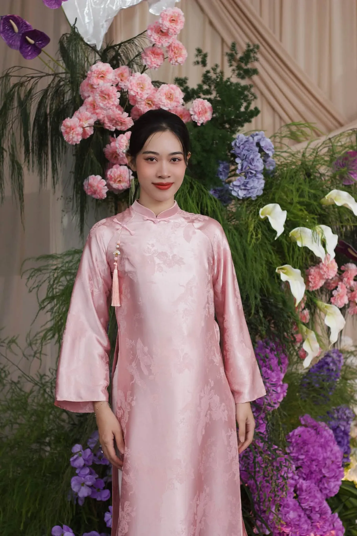 Bạch Quyên mặc áo dài hồng bên bàn hoa lễ gia tiên