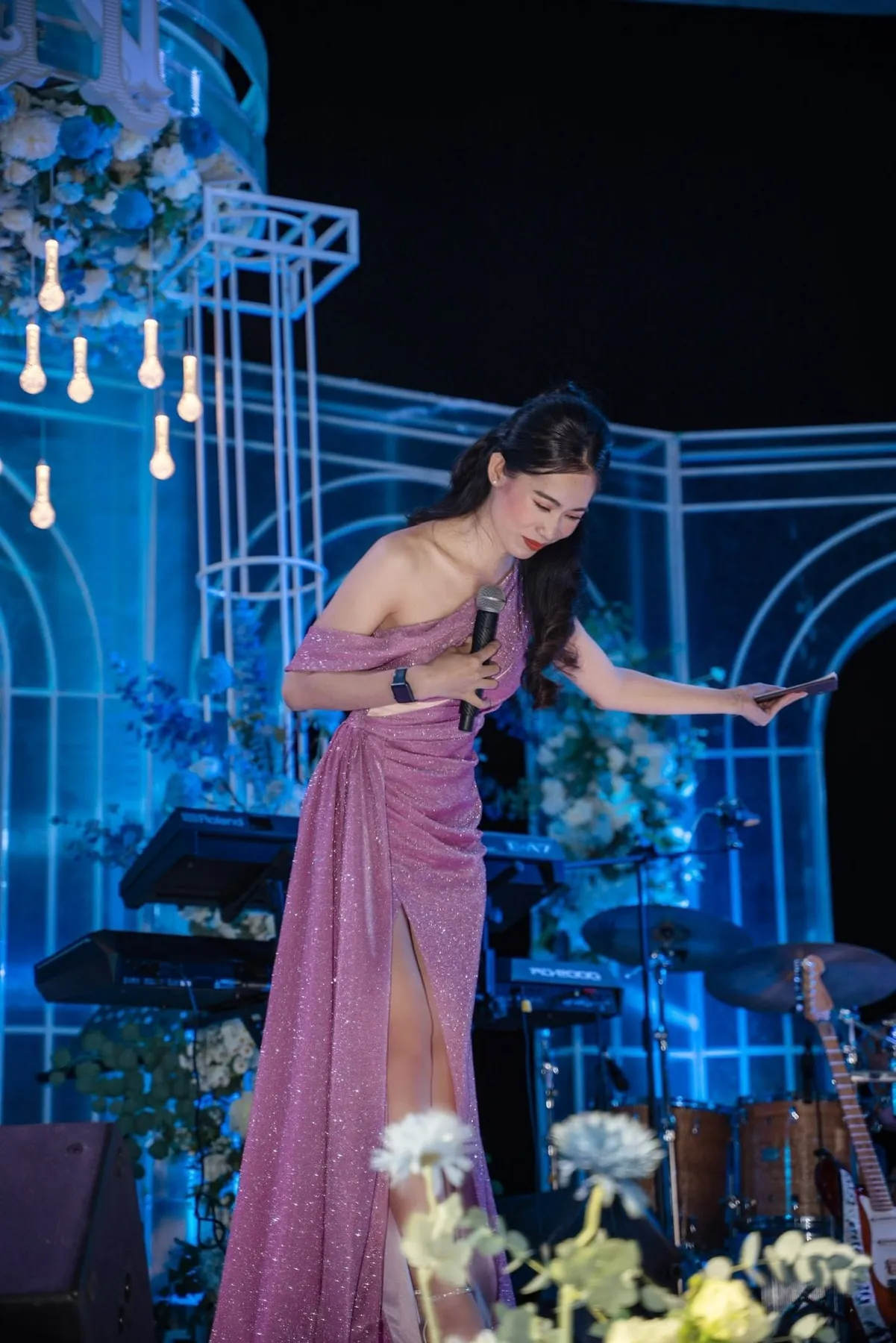 Bạch Quyên cúi chào khán giả trên sân khấu