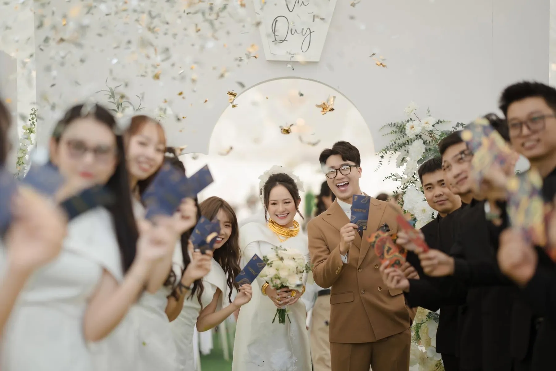 Bạn bè tung hoa giấy chúc mừng cô dâu chú rể