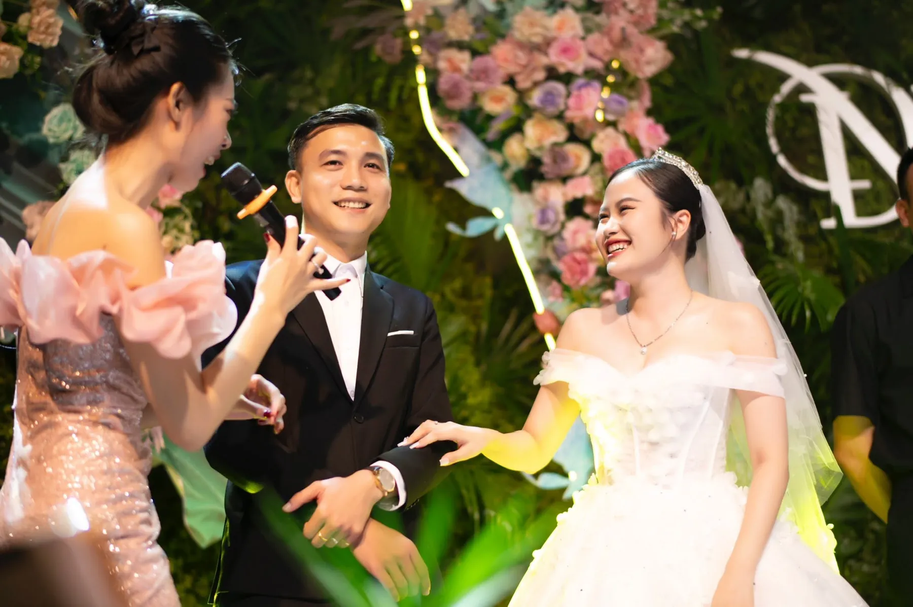 Bạch Quyên trò chuyện cùng cô dâu chú rể trên sân khấu