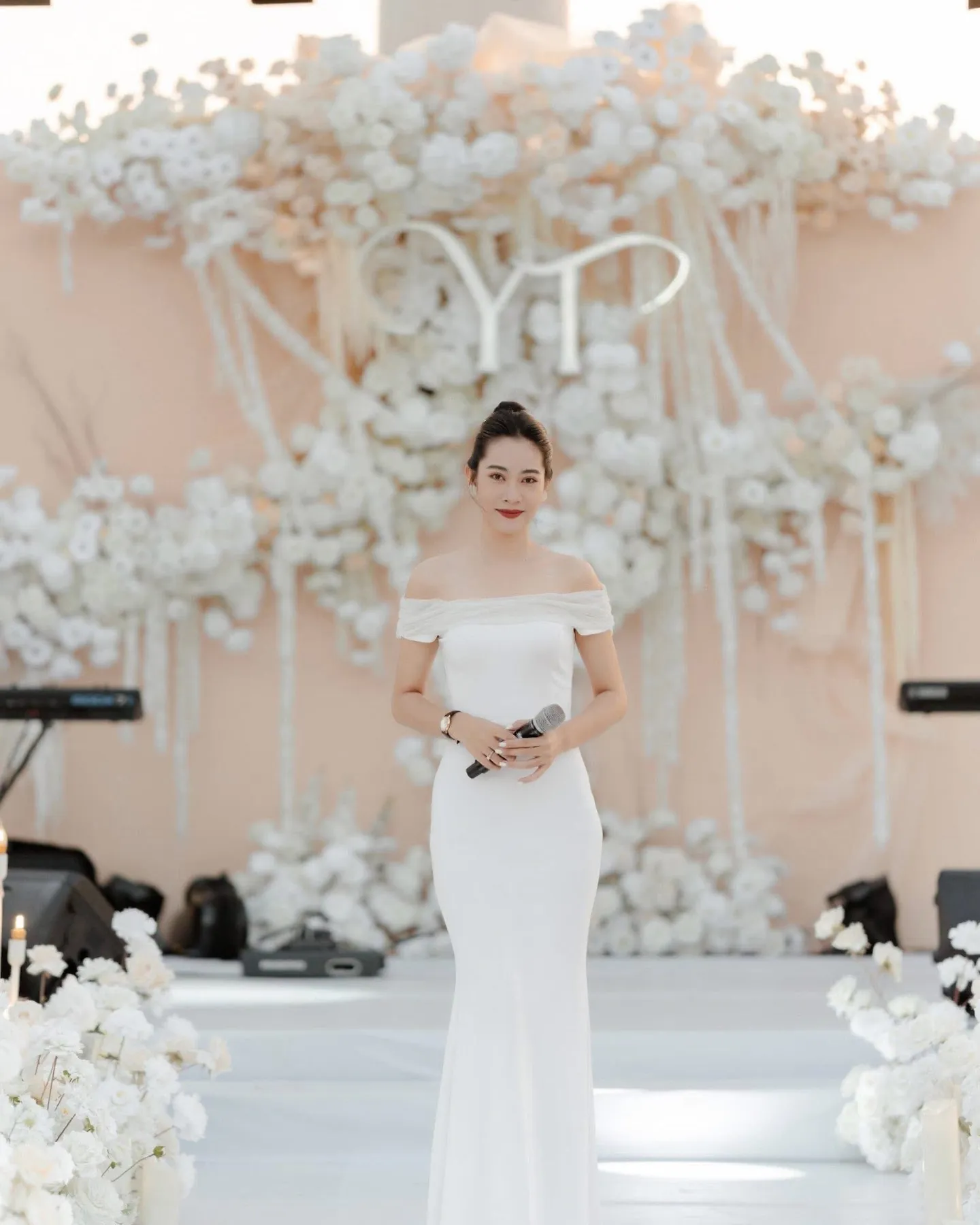 Bạch Quyên trên sân khấu lễ cưới phủ hoa trắng