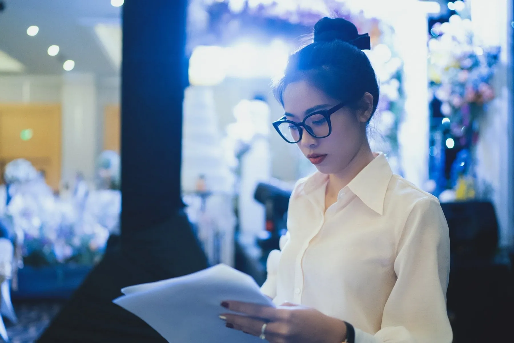 Bạch Quyên đọc lại kịch bản trước giờ lên sân khấu