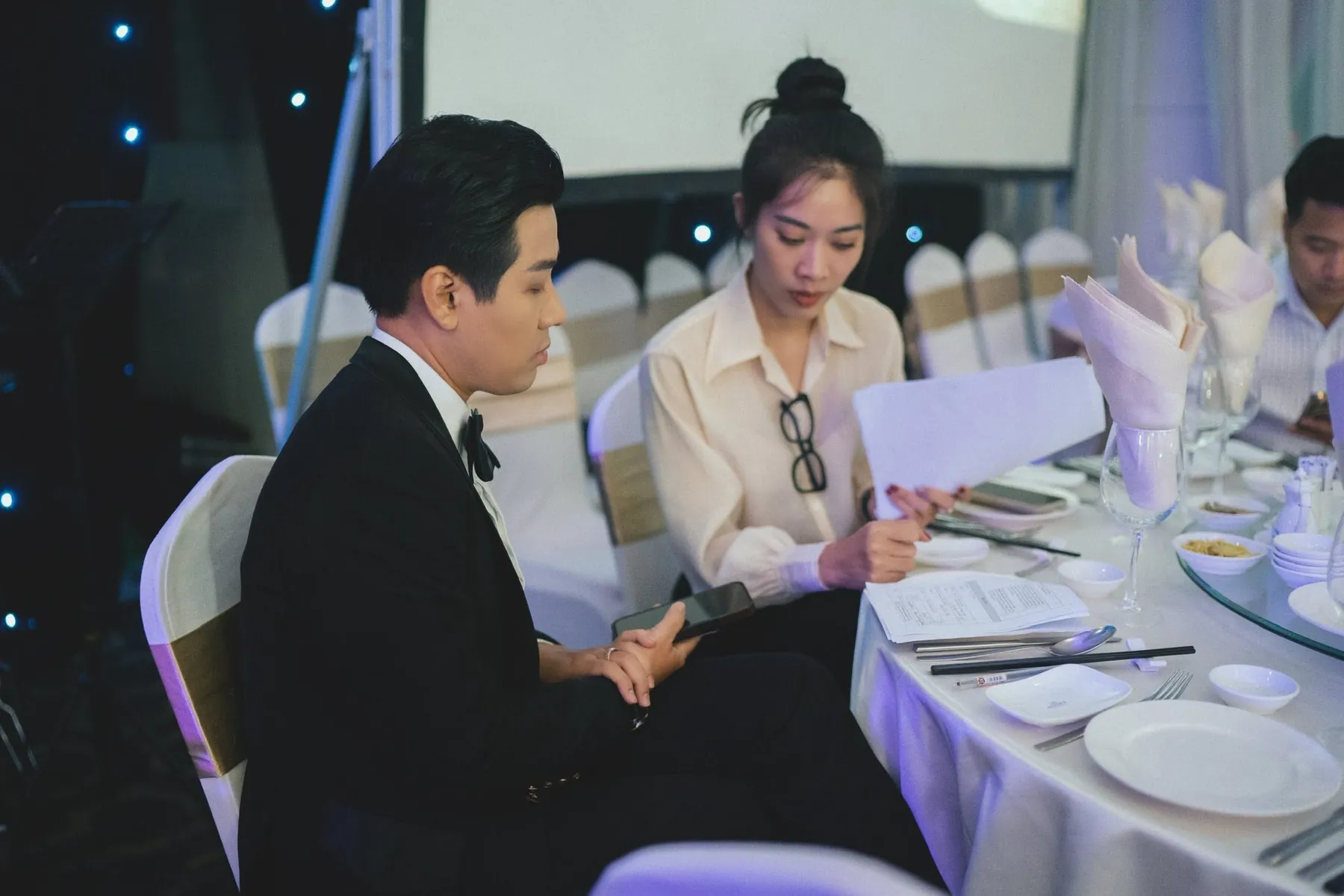 Bạch Quyên rà kịch bản cùng ekip tại bàn tiệc