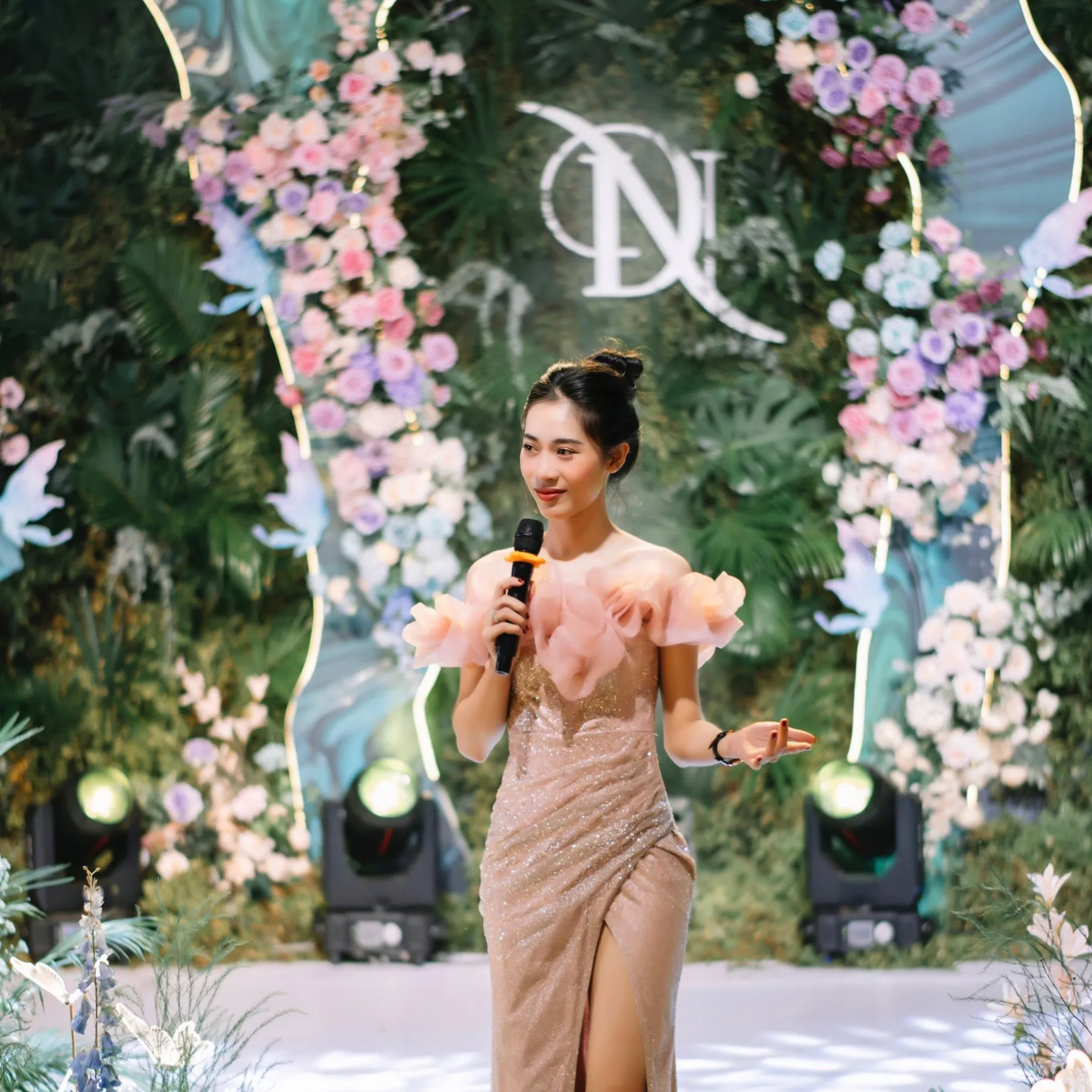 Bạch Quyên dẫn tiệc cưới trước phông hoa