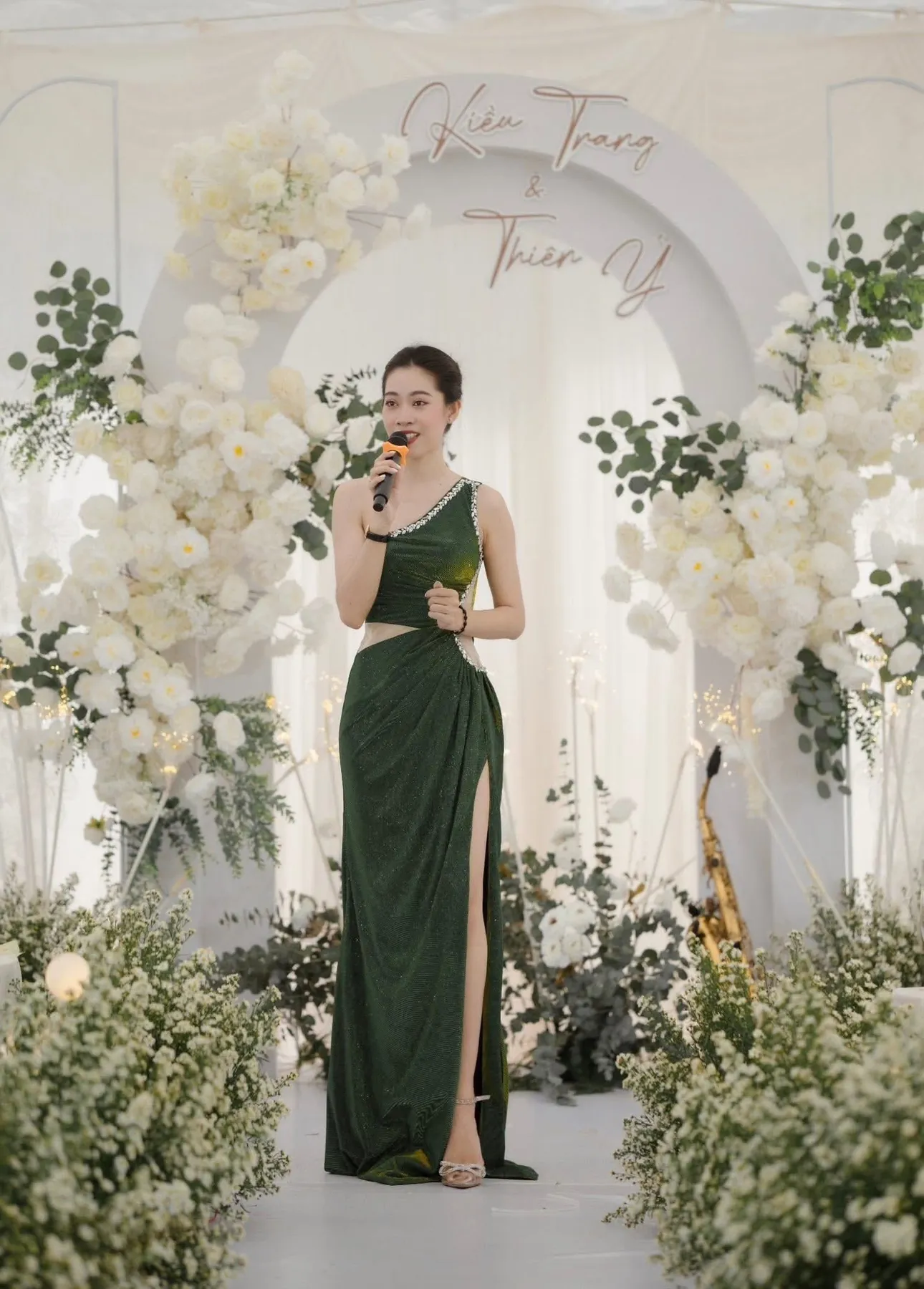Bạch Quyên dẫn lễ cưới trước cổng hoa trắng